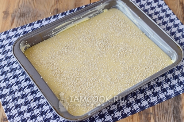 Посыпать тесто кунжутом