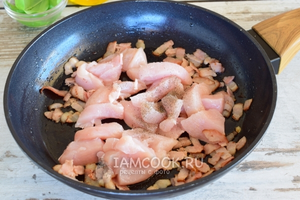 Положить к бекону мясо