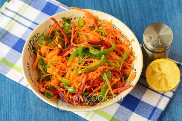 Соединить овощи, соль и сок лимона