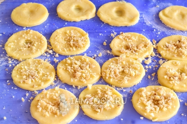 Посыпать орехами