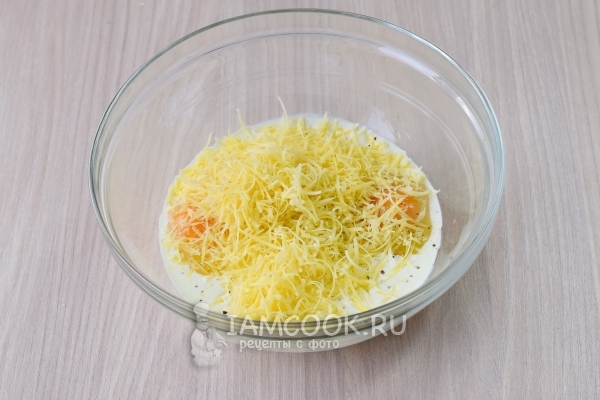 Положить тертый сыр