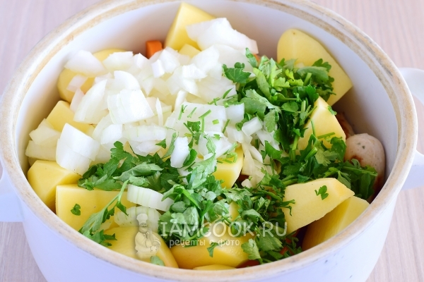 Соединить овощи, зелень и колбаски