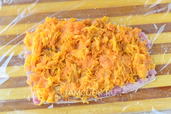 Положить тертую морковь