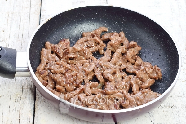 Обжарить мясо