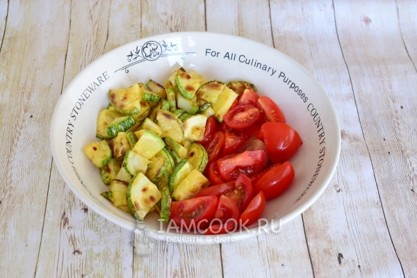 Соединить кабачок с помидорами