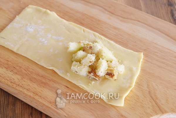 Положить на тесто начинку