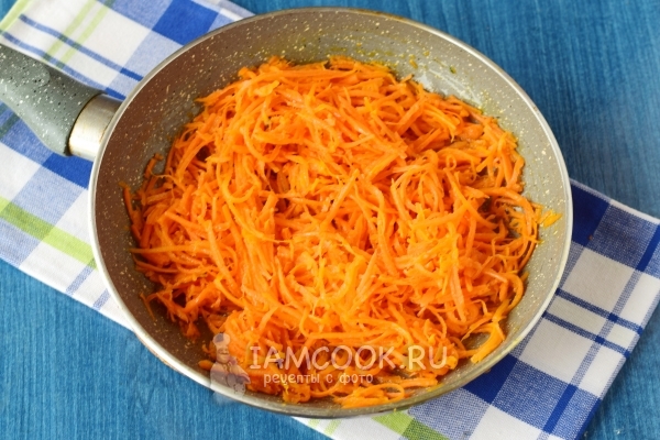 Обжарить морковь