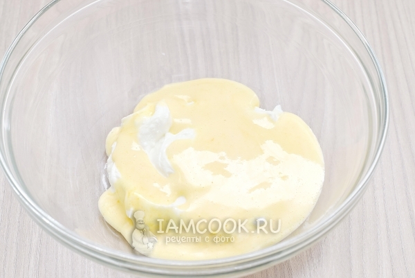 Положить сметану