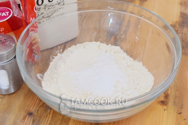 Соединить муку, соль и разрыхлитель