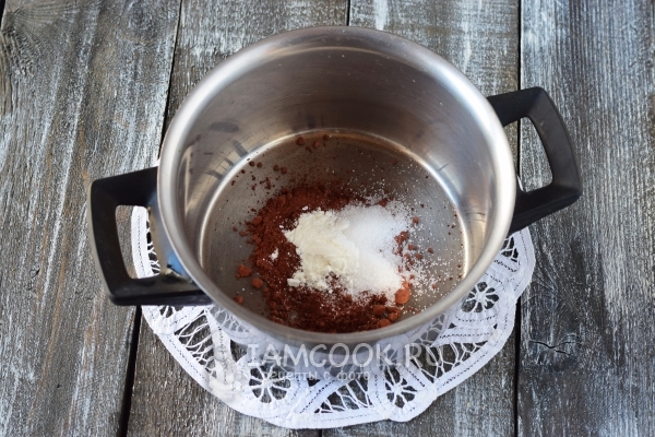 Смешать какао, сахар и крахмал