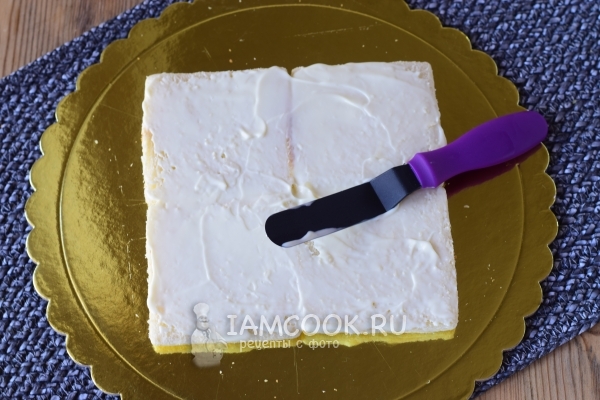 Смазать хлеб майонезом