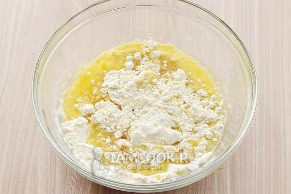 Смешать жидкие и сухие ингредиенты