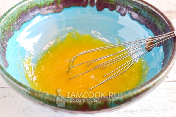 Взбить желтки с сахарной пудрой