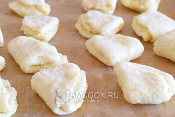 Выложить заготовки на пергамент