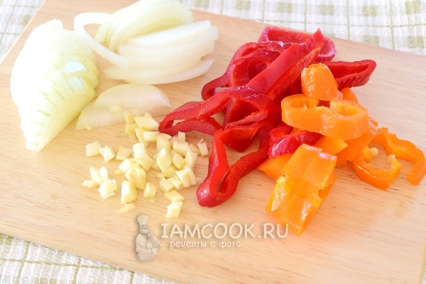 Порезать лук, перец и чеснок