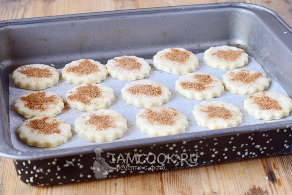 Посыпать печенье сахаром с корицей