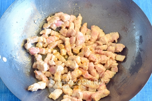 Обжарить мясо