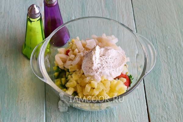 Добавить йогурт, соль и перец