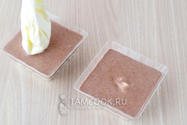 Влить шоколадную массу в формочки