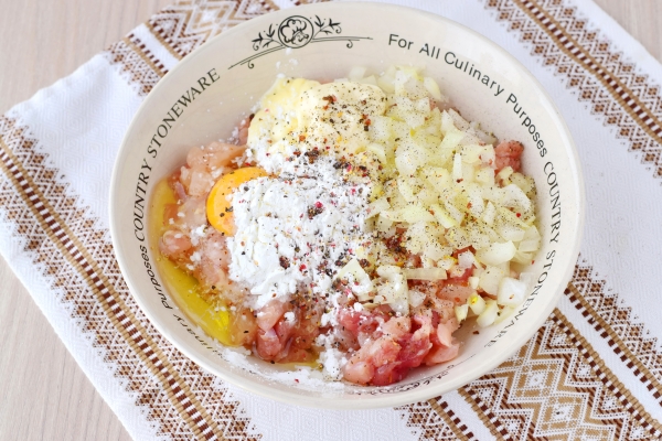 Всыпать крахмал и специи