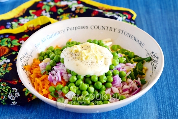 Добавить чеснок, соль и перец