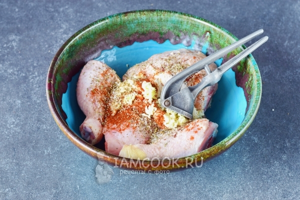 Добавить специи, соль и чеснок