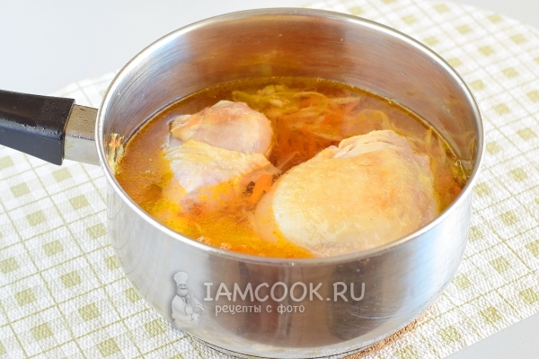 Положить курицу и влить воду