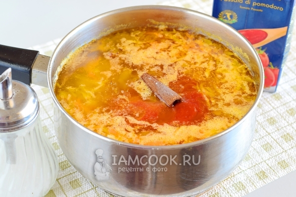 Положить корицу и томатное пюре