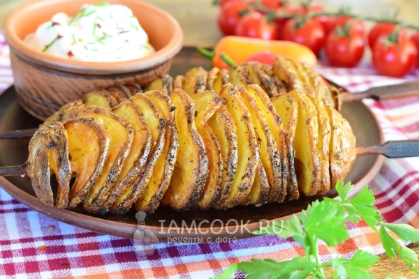 Картофель спиралью на шпажках в духовке