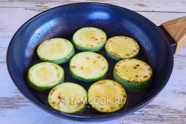 Обжарить кабачки