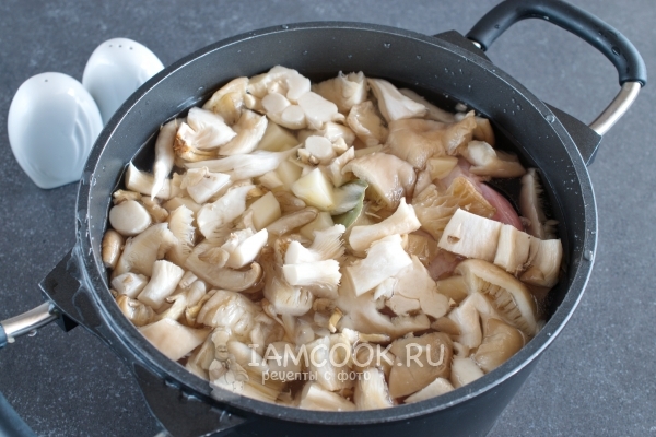 Положить грибы