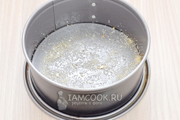 Посыпать форму манкой