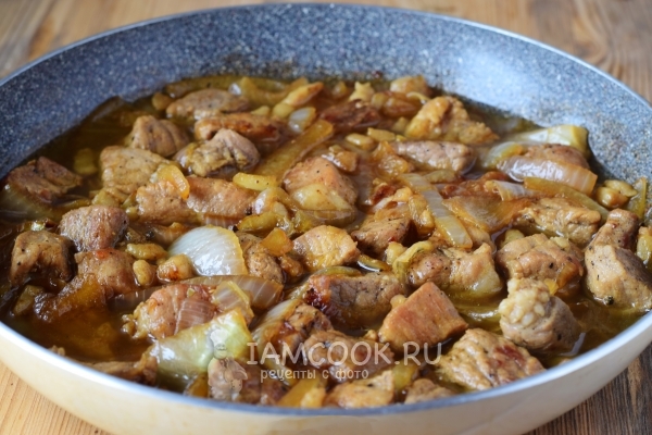 Рецепт жареного мяса с луком на сковороде