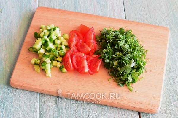 Порезать зелень, огурцы и помидоры