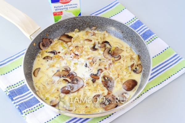 Влили в сковороду сливки