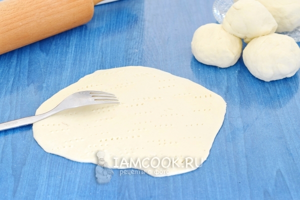 Наколоть тесто вилкой