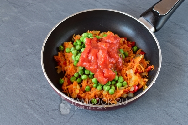Положить томатную пасту