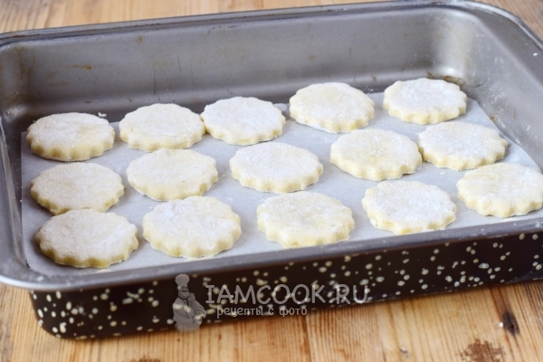 Положить заготовки на противень