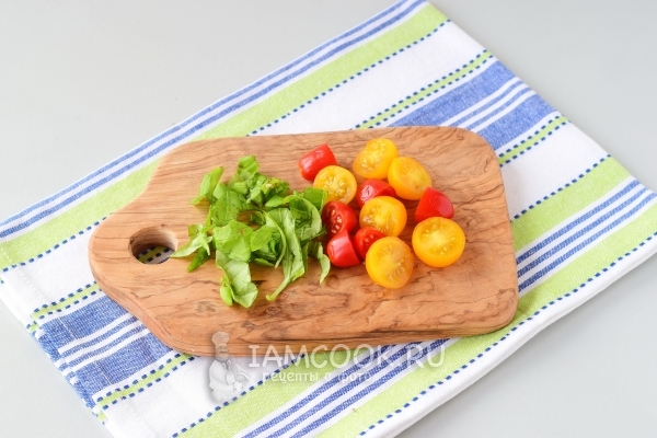 Порезали базилик и черри