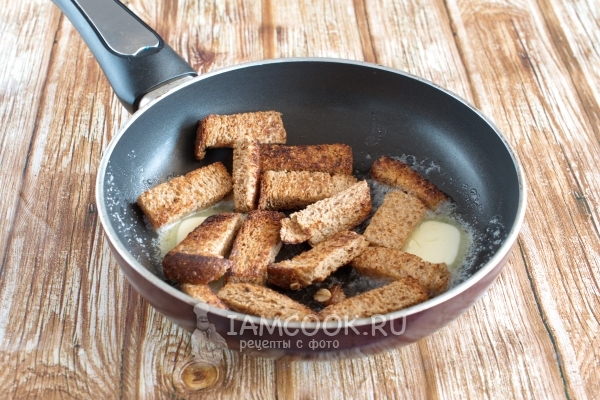 Обжарить на масле хлеб