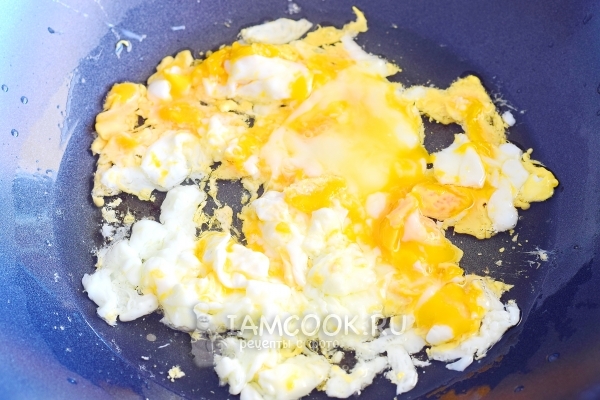 Пожарить яйца