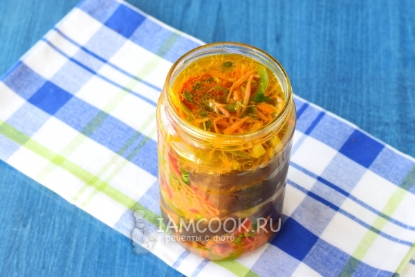 Уложить баклажаны в банку