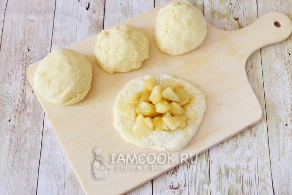 Положить на тесто яблоки