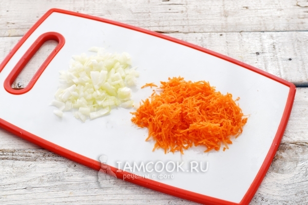 Измельчить лук и морковь