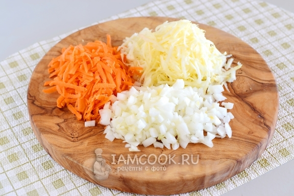 Измельчить лук, морковь и сельдерей