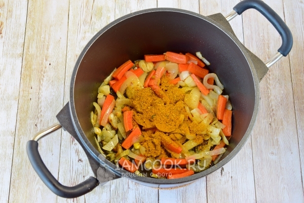 Всыпать к овощам специи
