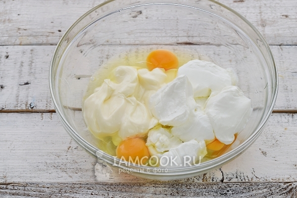 Соединить сметану, майонез и яйца