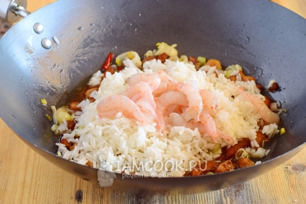 Положить креветки