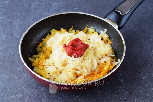 Положить капусту и томатную пасту