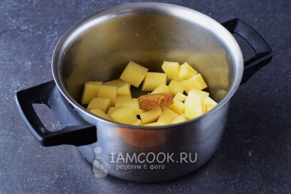 Положить к картофелю бульонный кубик